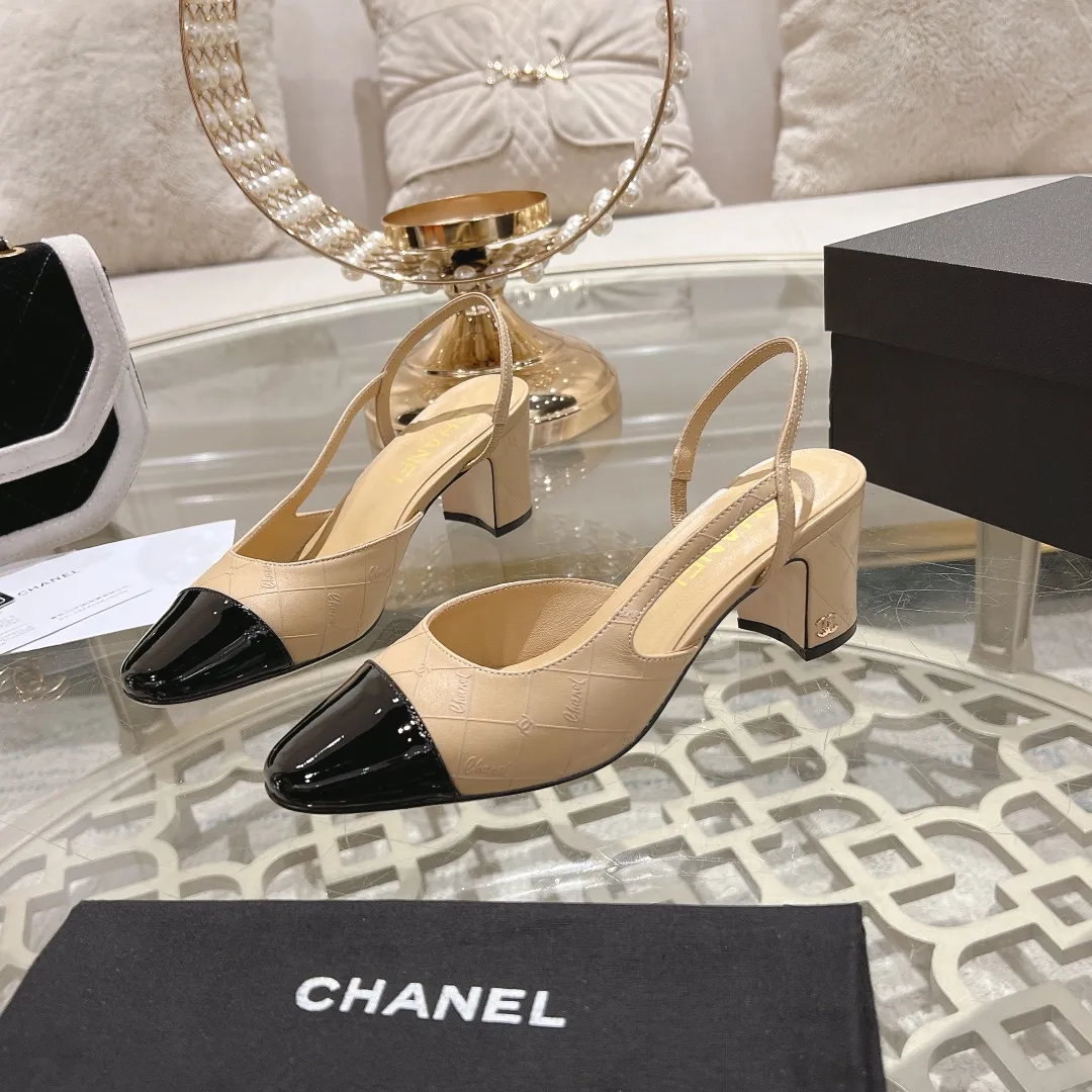 👟👟Ex-factory price 540👟👟 CHANEL Xiangjia 24vs spring and summer new fashion sandals series... Chanel is a very comprehensive noble fashion lifestyle brand. The same models are sold by major fashion bloggers and celebrities in Hong Kong, the United States, and other countries. They are simply beautiful. I fall in love with elegance and the playful sense of the future. I want to own them right away just by looking at them. But you can really think about a pair of exquisite high heels. This series is specially designed for extraordinary and indifferent ladies to create a unique overall effect. CHANEL designs products that inspire women to move forward and highlight their charm... 1️⃣Material: Original customized patent leather + imported sheepskin 2️⃣Inner lining: Original customized imported sheepskin 3️⃣Feet: Original customized imported sheepskin 4️⃣Outsole: Genuine leather sole imported from Italy 5️⃣Heel height: 2.5cm/6.5cm/9cm 6️⃣Number: 34-43 (34.40.41.42.43 customization is not returnable) 7️⃣Packaging: The latest and exquisite full set of packaging at the counter